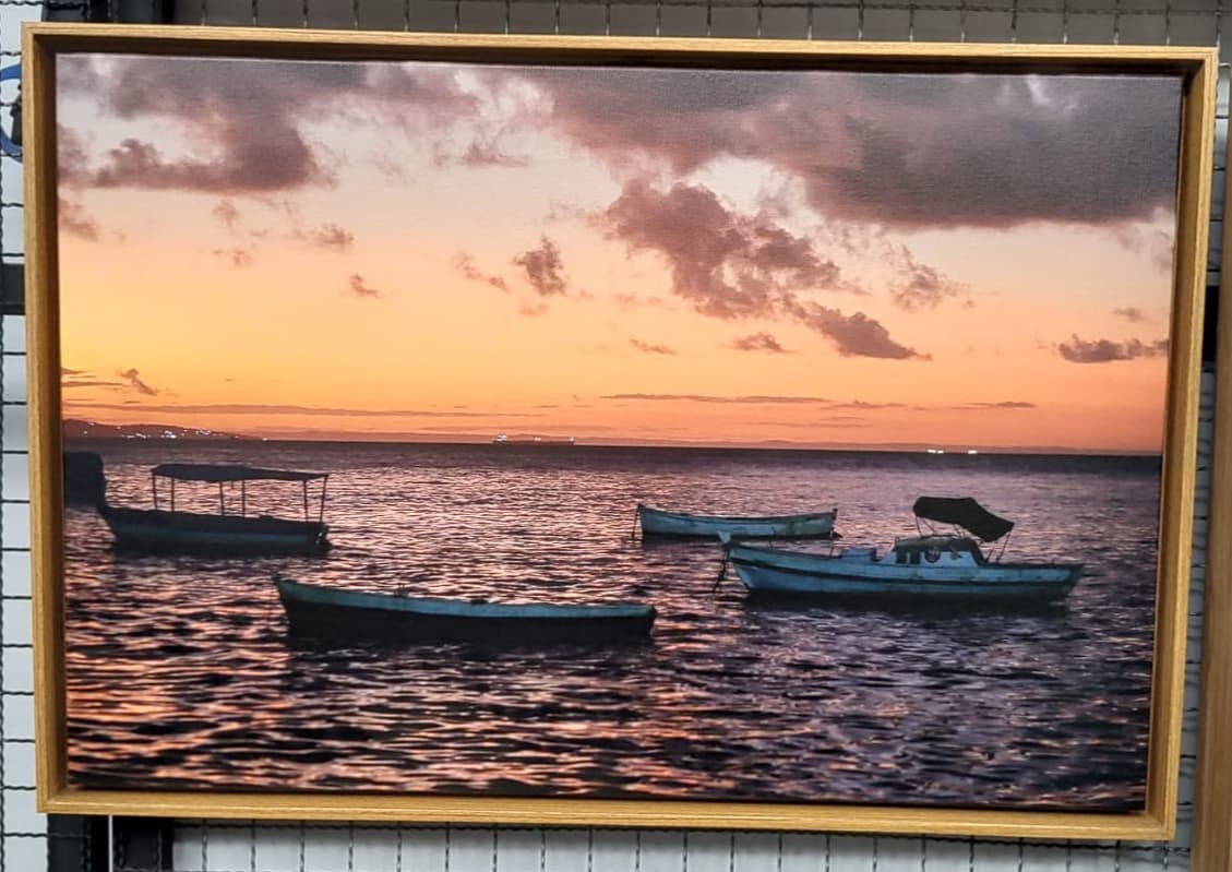 Ancorados no crepúsculo, fotografia digital de Iuri Figueiredo com embarcações ancoradas no mar durante um pôr do sol.